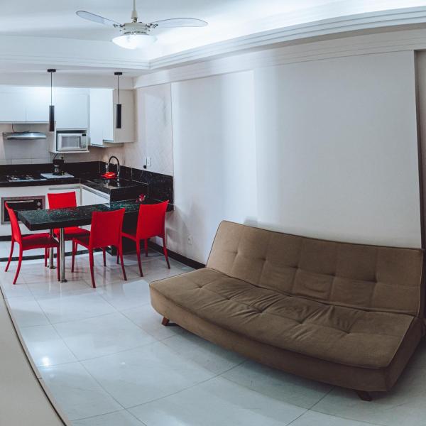 Apartamento reformado na melhor localização a 100 metros da praia,comodidade inclui ,garagem,internet,elevadores duas cadeiras de praia ,cooler,roupas de cama e banho - Foto 4