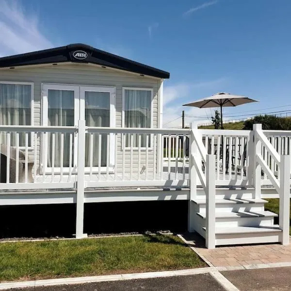 The Sea Breeze - 8 Berth Premium Caravan in Camber Sands, hotel in Ivychurch