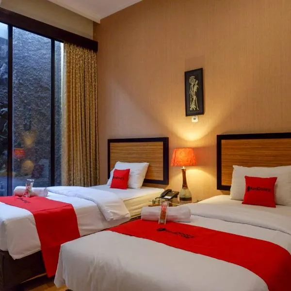 RedDoorz Plus near Amplaz Yogyakarta: Demangan şehrinde bir otel
