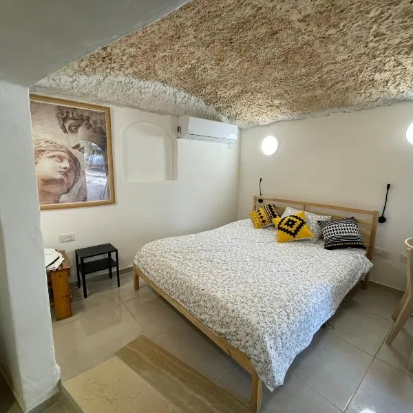 חצר הצ'אנס - בקתות להשראה, hotel v destinaci Almog