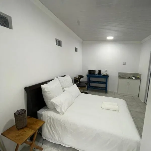 Perfect long stay, near Rondevlei nature reserve,free WiFi, hotell i Strandfontein