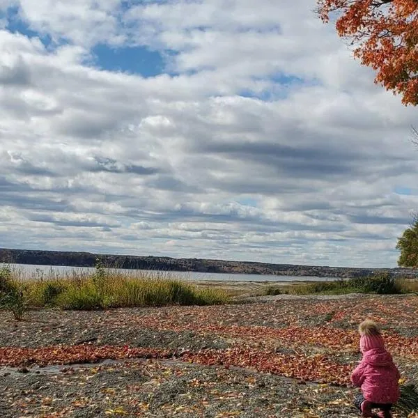 Le temps d'une île (Maison) - Vue sur le fleuve, hotel in Sainte-Famille