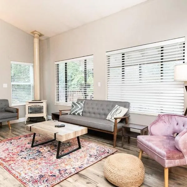 Cozy home for families with game room & playground, hotel Ridgefield városában