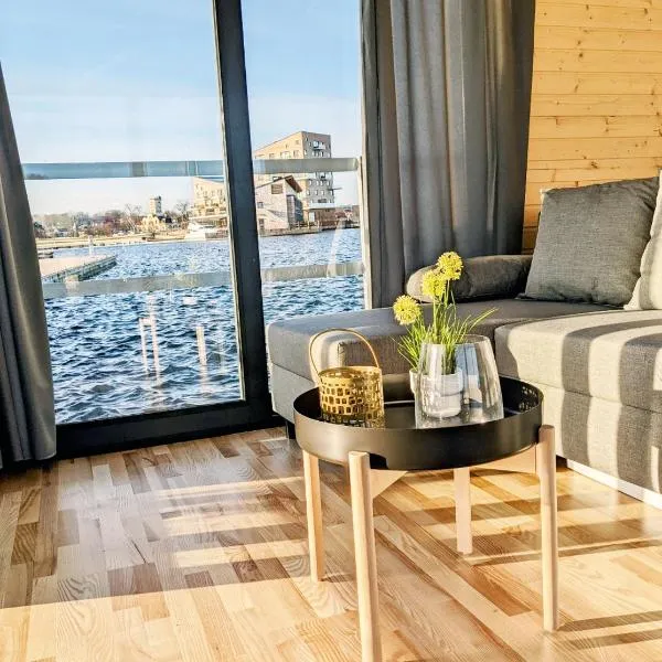 Schwimmendes Haus Nico auf dem Wasser inkl Boot in Västervik, hotel in Västervik