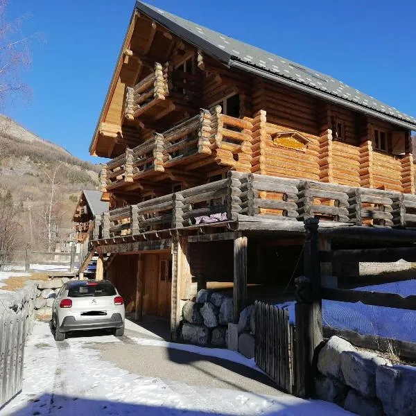Chalet Les Pins Blancs, hotel ad Allos