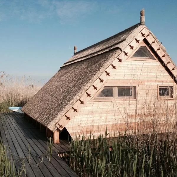 Seehütte Neusiedlersee - Pfahlbau GlamPing, hotel v destinaci Rust