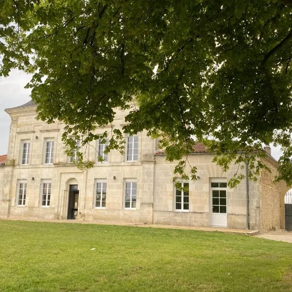 Logis Poussard, hotel in Saint-Maigrin