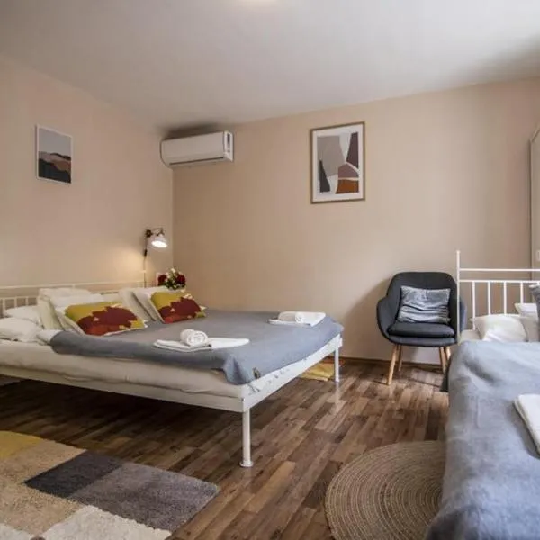 Vági Apartment، فندق في Mesteri