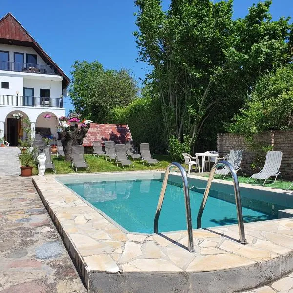 Sipos Vendég és Apartmanház, hotel v destinácii Balatongyörök