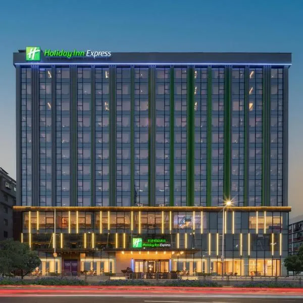Holiday Inn Express Shenzhen Longhua by IHG, hotel v destinaci Šen-čen