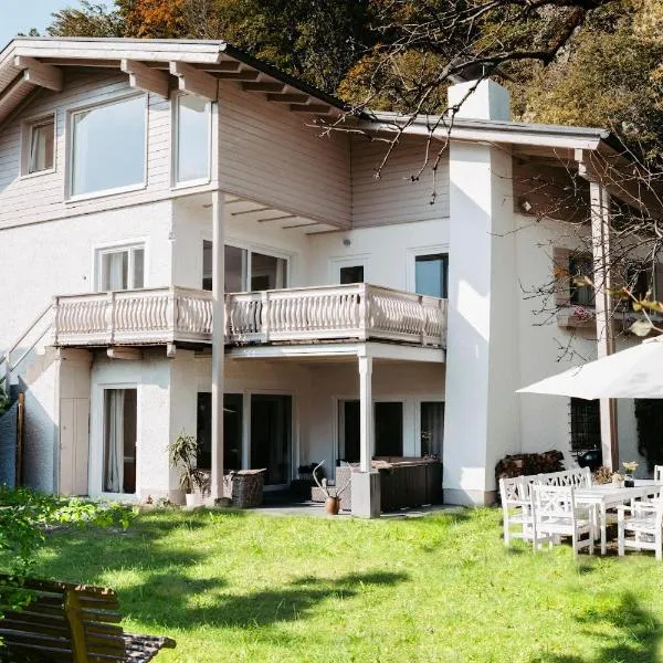 Chalet Happy Family, secluded location, 15 min to salzburg and just short to t lakes sound of music, BBQ&bikes&sunbeds for free, up to 14p, hotel di Golling an der Salzach