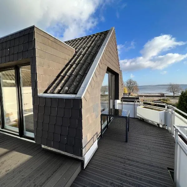 BEACH HOUSE II - Penthousewohnung in Bestlage mit sonniger Dachterrasse und top Meerblick, hotell i Harrislee