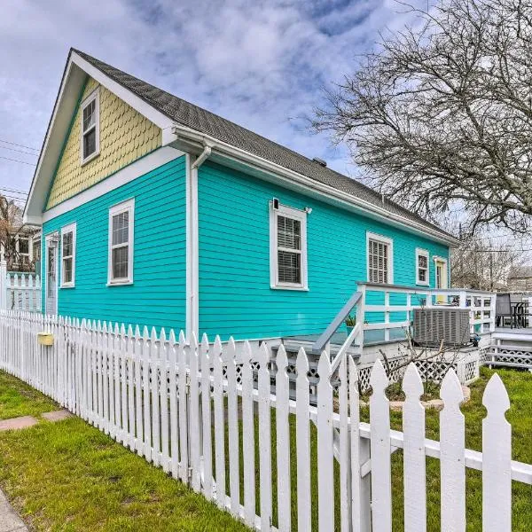 Galveston ‘Blue Bungalow’ - Walk to Beach!, hotel in Galveston