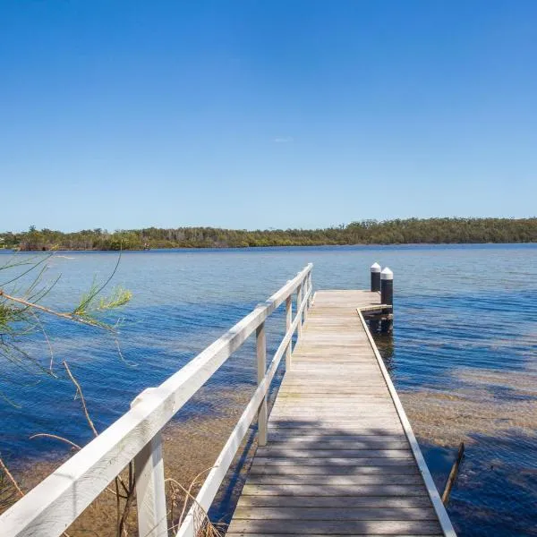 Bayview I Absolute Waterfront with Jetty I 5 Mins to Hyams Beach, hotel in Erowal Bay
