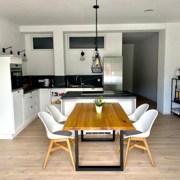 Exklusive 82 qm Loftwohnung mit Tiefgarage und Süd-Balkon zentral, hotel a Titisee-Neustadt