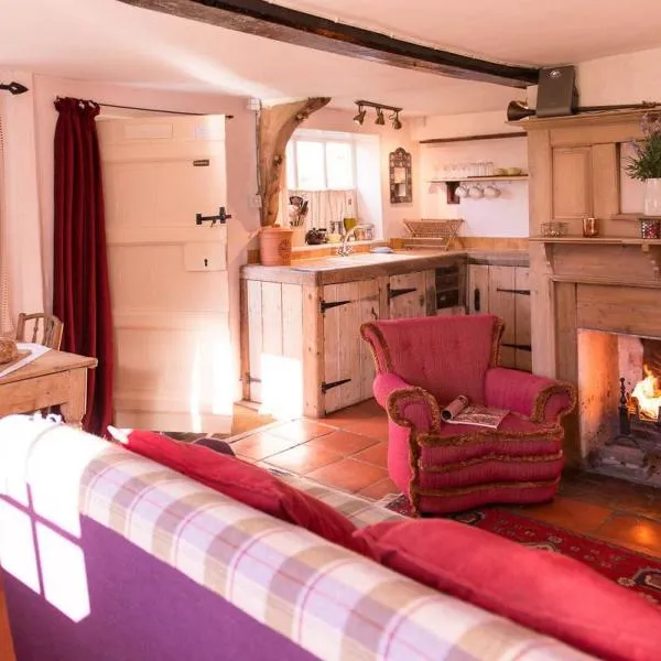 Farm Cottage a cute C17th cottage a walk across the fields to a great pub, hotel in Edwardstone