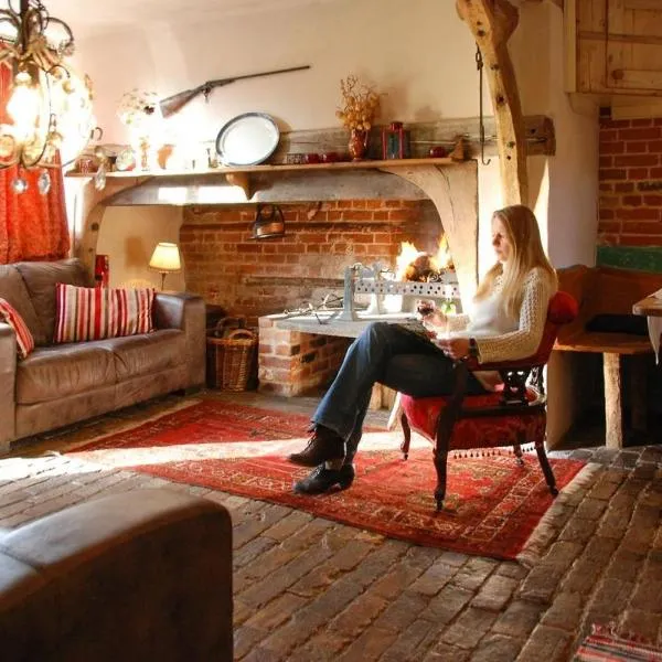 Orchard Cottage cosy rustic comfort just across the fields to a great Pub, hotel in Edwardstone