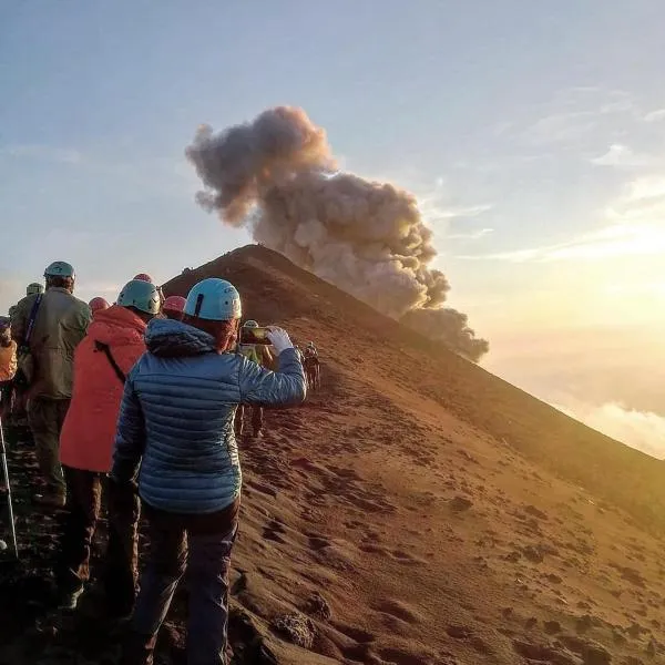 Stromboli Trekking Accommodation - Room and Excursion for 2 included، فندق في سترومبولي