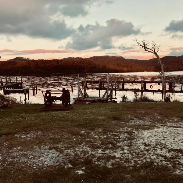 The Artists Cottage - absolute waterfront, hotel v destinaci Strahan