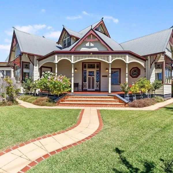 Federation home in town, close to lake & shops, hotel in Yarrawonga