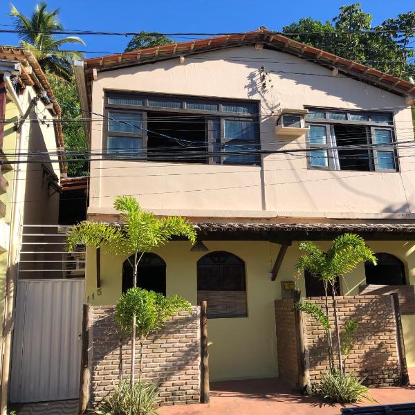 Casa no centro da cidade com garagem.
