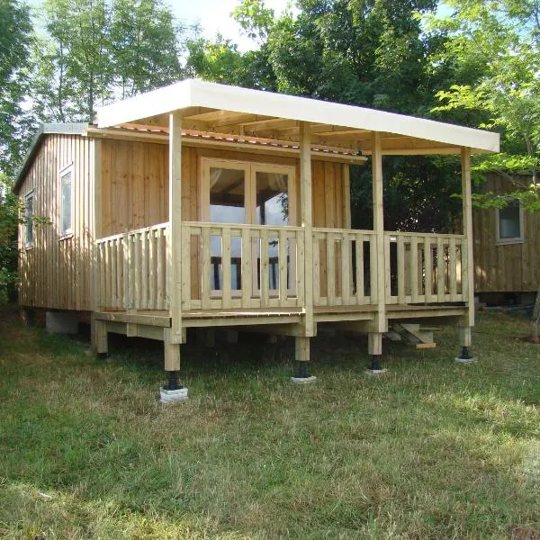CAMPING LES GRAVES - Cabane TITHOME, hotel di Saint-Pierre-Lafeuille