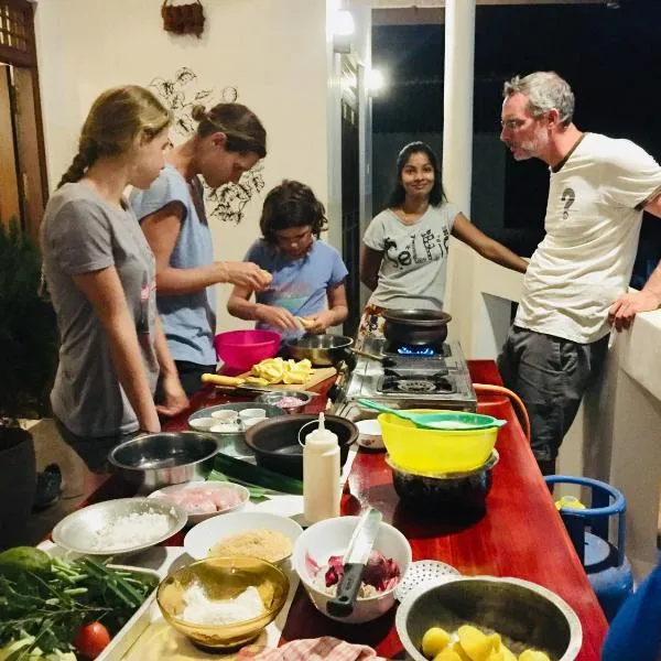 Sweet Home Tourist Rest, Cooking Classes & Tours, hotel v destinaci Anuradhápura