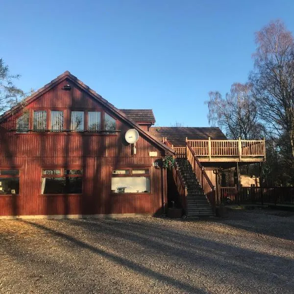 Pine Chalet, hótel í Muir of Ord