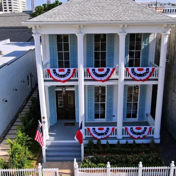 The White House Galveston Historic Luxury Near Cruise Ports Perfect for Weddings and Families, hotel in Galveston