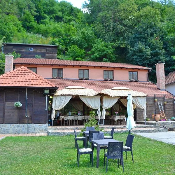 Ledinci에 위치한 호텔 Podrum Miljević