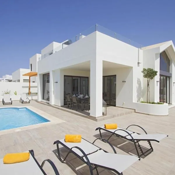 Luxury Villa Near beach 1km Swimming pool Tennis court Great for all ages, hotel in Playa Blanca