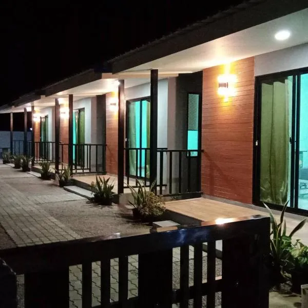 KOOK BUNGALOW: Ko Mook şehrinde bir otel