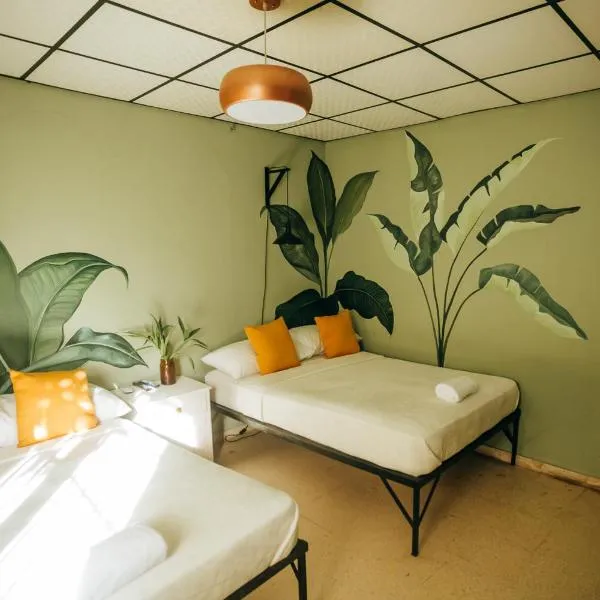Hostal & Café Travelers, hotel u gradu Santjago