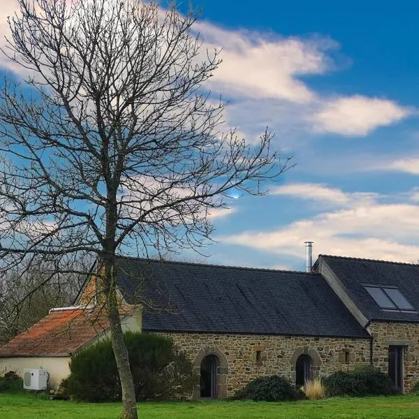 Longère rénovée avec accès direct à la mer, hotel en Guimaëc