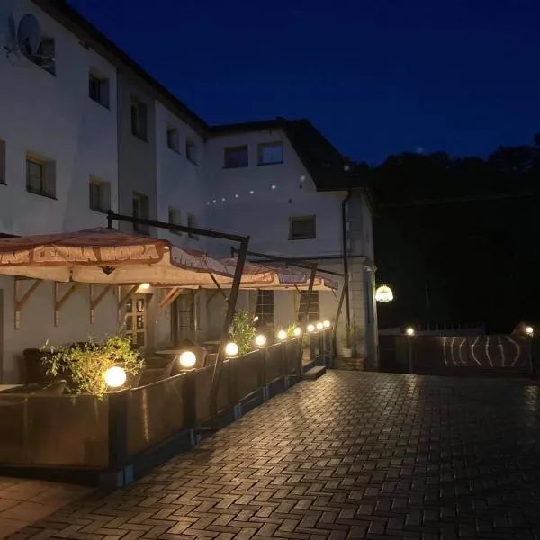 Penzion Pod Hůrkou, hotel v destinaci Hradečná
