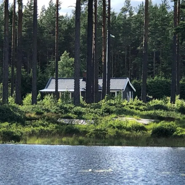 Modern lakeside cottage & boat near Isaberg, hotel v destinaci Kävsjö