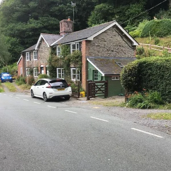 200 year old Gardener's cottage, Mid Wales, hotel di Llanidloes