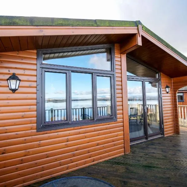 Chalet Loch Leven Lodge by Interhome, hotel v destinaci Ballingry