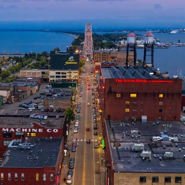 The Suites Hotel at Waterfront Plaza, hótel í Duluth