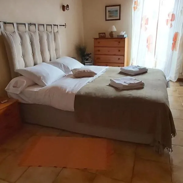 Chambres D'Hotes "Les Chiens Verts", jardin, terrasse, parking privé, hotel in Cormaranche-en-Bugey