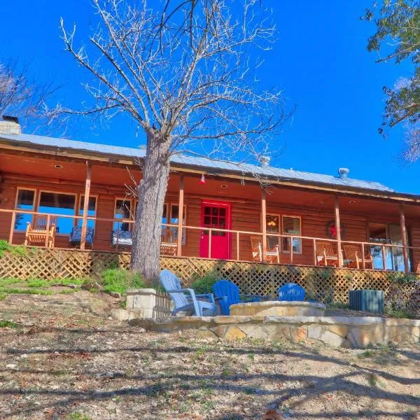 Clearwater Log Home, hotel in Wimberley