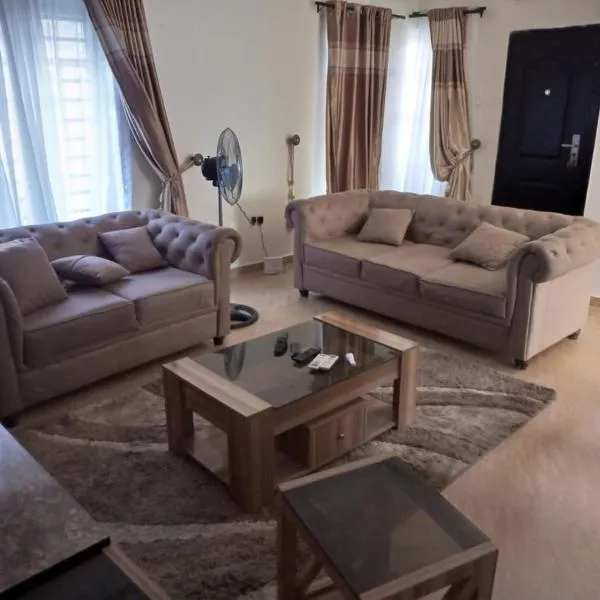 2 bedroom service apartment with full services, hotell sihtkohas Idimu