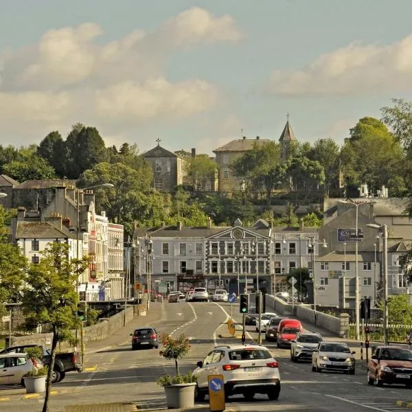 Charming, Modern Masonette in Heart of Fermoy River Town, hotel di Fermoy