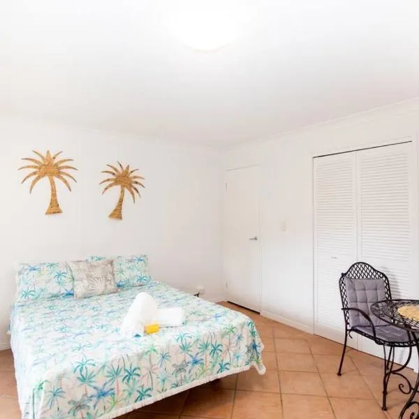 GORGEOUS STUDIO + 100M TO BEACH + POOL, hôtel à Point Lookout