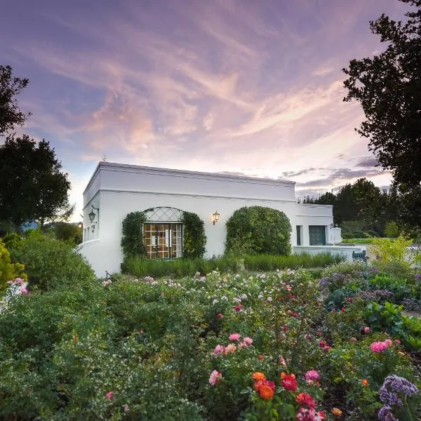 Greenhill Farm Cape Dutch Cottage Plettenberg Bay - 1 Bedroom Private Cottage, hotel in Die Barakke