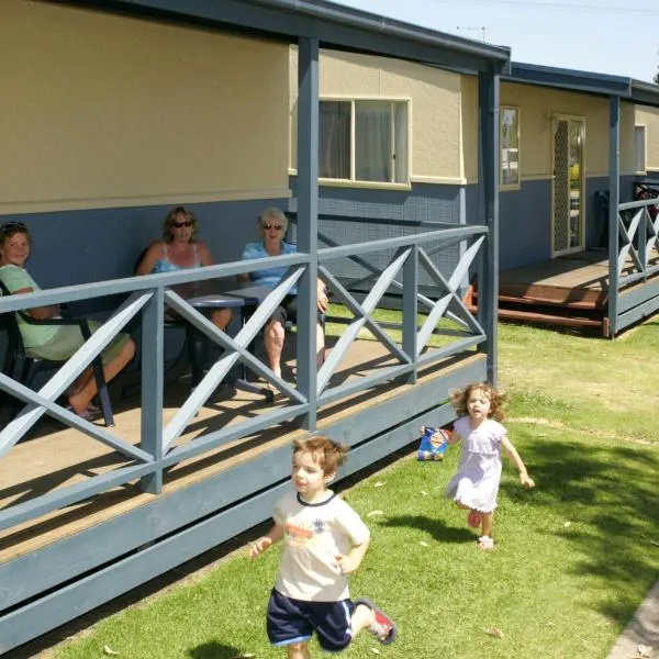 BIG4 Waters Edge Holiday Park, hotel in Lakes Entrance