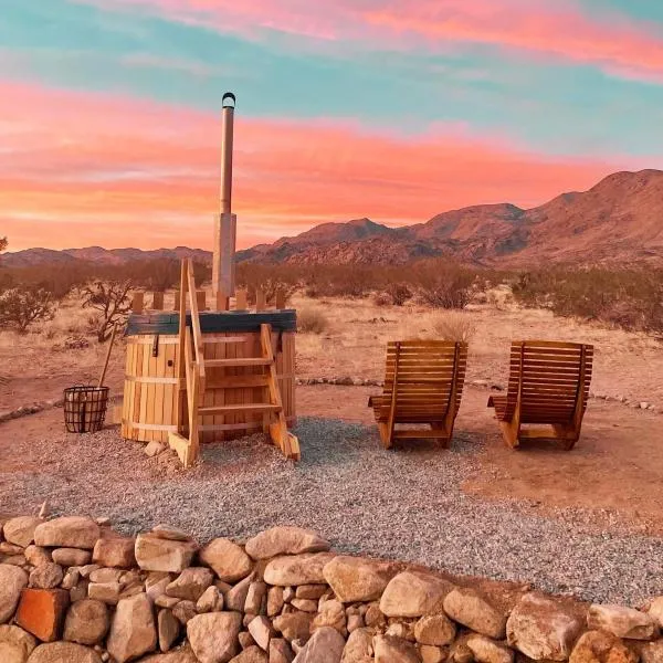 1 Minute To Joshua Tree National Park, Hot Tub, Stars, Private - The WKNDR, hotel di Old Dale