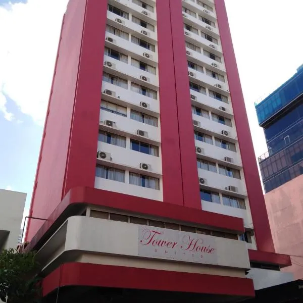 Hotel Tower House Suites، فندق في San Miguelito