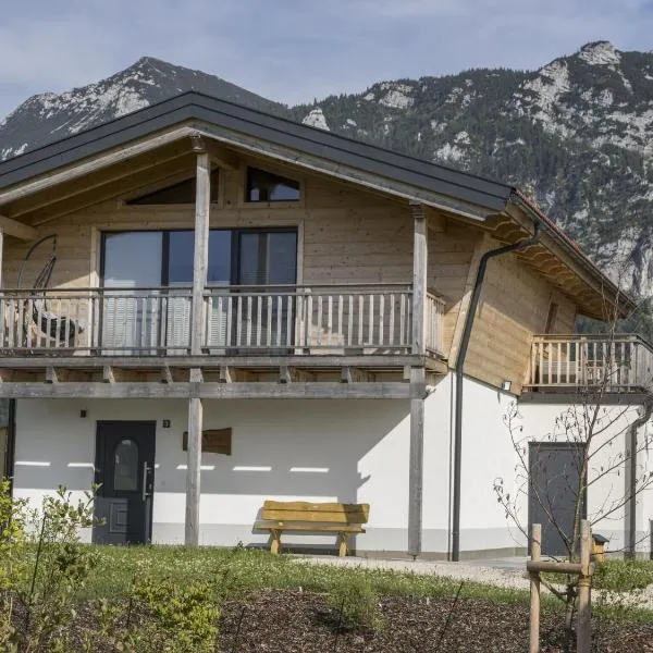 Chalet Gamsknogel mit privatem Pool und Whirlpool, hotel in Inzell