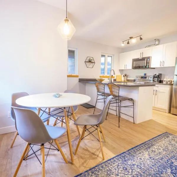 Storm Bay, Modern 1 Bed Suite and Chefs Kitchen, hotel v destinaci Ucluelet